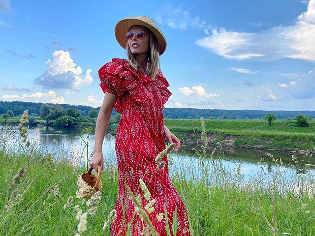 Клетчатый сарафан и соломенная шляпка: Маша Горбань похвасталась кукольной фигурой в милом образе - «Домашние Питомцы»