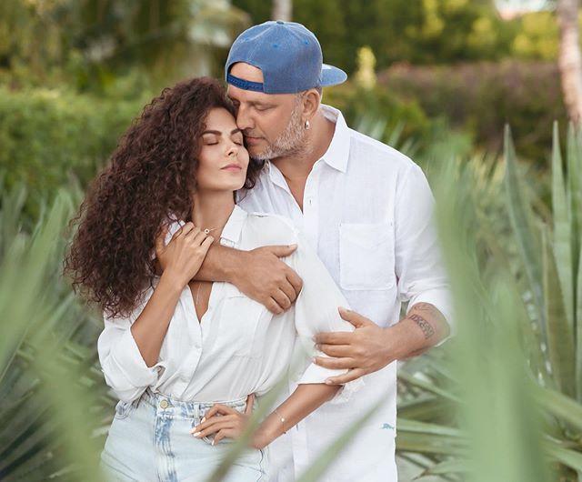 Помолодел от любви! Потапа с трудом узнали на новом снимке с женой - «Я и Отдых»