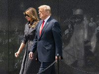 Платье в горошек и очки Saint Laurent: новый выход Мелании Трамп - «Я как Звезда»