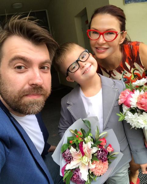 Старший брат! Сын Эвелины Бледанс трогательно нянчится с маленькой сестрой - «Домашние Питомцы»