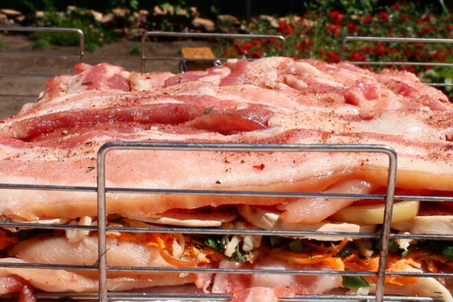 Свиная грудинка с курицей, сыром и овощами на решетке на углях - «Закуски»