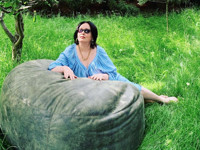 61-летняя Лариса Гузеева позирует на траве в платье с глубоким вырезом - «Я как Звезда»