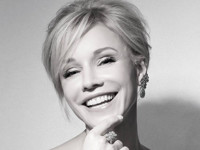 54-летняя Зудина устроила фотосессию в кофте, обнажившей ее плечи - «Я как Звезда»