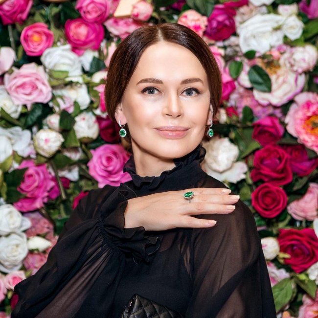 Очень шла челка: Ирина Безрукова поделилась архивным фото и вспомнила выпускные экзамены - «Домашние Питомцы»