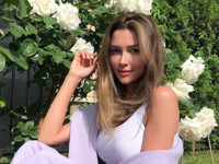 Дочь Анастасии Заворотнюк с новой прической позирует среди цветов в лавандовом костюме - «Я как Звезда»