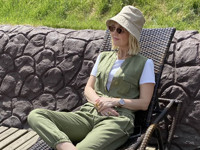 «Стильная дачница» Валерия сходила на рыбалку в комбинезоне цвета хаки и панаме - «Я как Звезда»