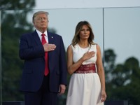 Мелания Трамп отпраздновала День независимости в белом платье и балетках - «Я как Звезда»