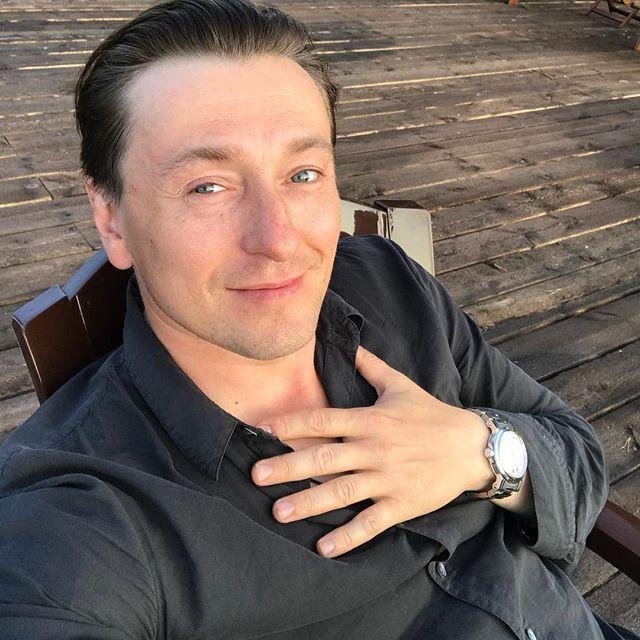 Сплошное очарование! Сергей Безруков показал, как его дети играют в бассейне - «Я и Отдых»