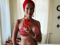 Алена Свиридова похвасталась стройной фигурой в полосатом бикини - «Я как Звезда»