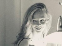 Светлана Ходченкова показала игривые фото в одной рубашке - «Я как Звезда»