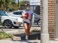 Марго Робби в мини-шортах вышла на прогулку - «Я как Звезда»