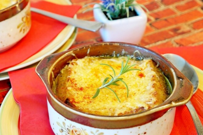 Луковый суп с белым вином и сырными тостами - «Первое блюдо»