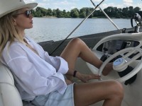 Вера Брежнева в рубашке и мини-шортах отправилась на водную прогулку - «Я как Звезда»
