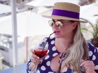 Анна Семенович примерила платье в горошек с внушительным декольте - «Я как Звезда»