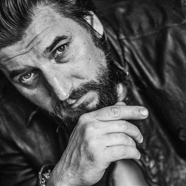 О боже, какой мужчина! Брутальный красавец Александр Устюгов показал неожиданное фото - «Я и Отдых»