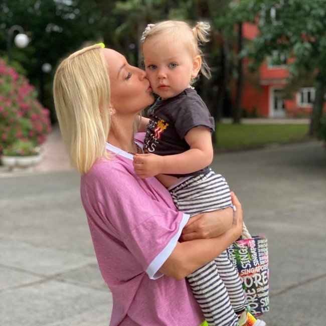 Тетя и племянник: внук Леры Кудрявцевой трогательно поцеловал ее дочь Машу - «Я и Отдых»