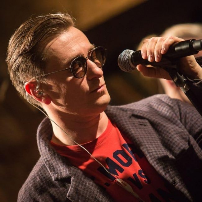 В Сашу Белого была влюблена вся страна: Сергей Безруков показал фото со съемок «Бригады» - «Я и Отдых»