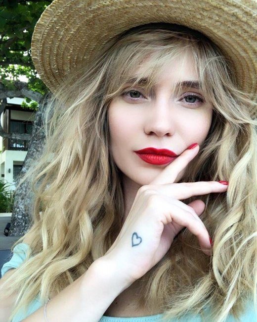 Найдите 10 отличий от первого клипа мамы! Глюкоза продвигает на сцену старшую дочь - «Я и Отдых»