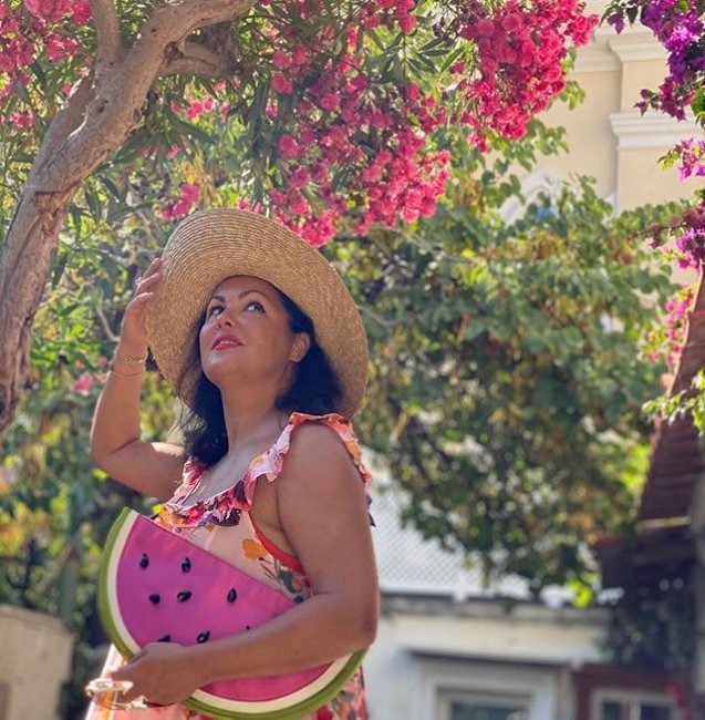 Арбузная сумка и соломенная шляпа: в чем Анна Нетребко гуляет по Италии - «Я и Отдых»