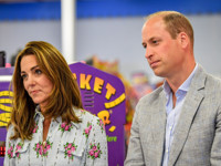 Кейт Миддлтон выбрала для визита в Уэльс дорогое платье и маску в тон - «Я как Звезда»