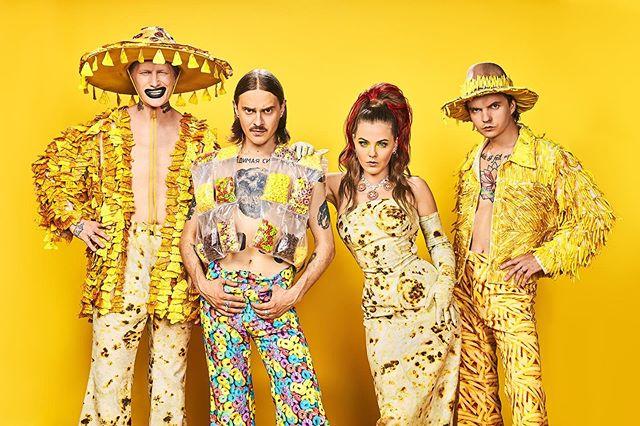 Ждать новый хит? Глюкоза заинтриговала снимком с Little Big - «Я и Отдых»