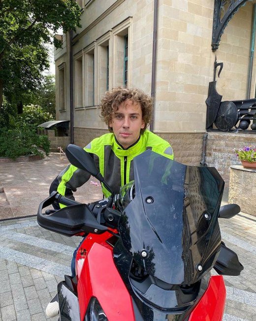 На фоне гаргульи особенно хорош! Максим Галкин удивил снимком на мотоцикле - «Домашние Питомцы»