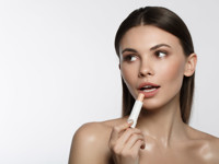 Блогеры рекомендуют: 10 аптечных средств для губ в холода - «Я и Красота»
