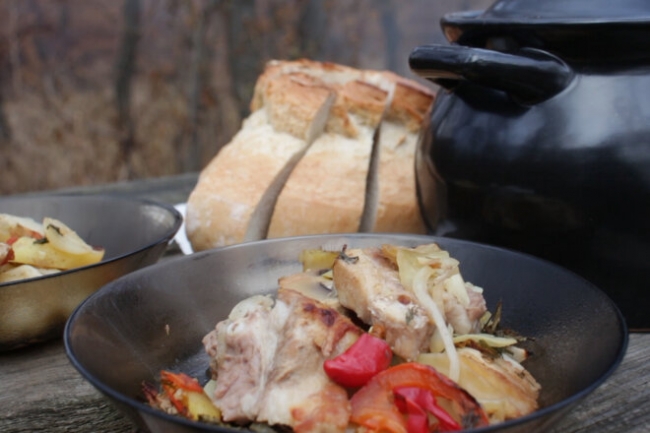 Свиные рёбрышки с овощами в горшочке на углях - «Второе блюдо»