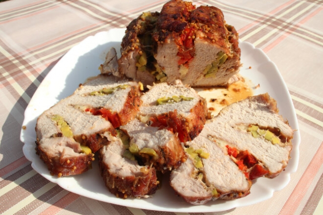Свиной биток с сыром, авокадо и перцем на углях - «Блюда из мяса»
