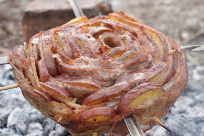 Картофель со свиной грудинкой в фольге на углях - «Закуски»