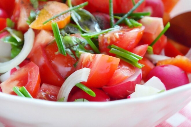 Салат с редисом, морковью и помидорами - «Закуски»