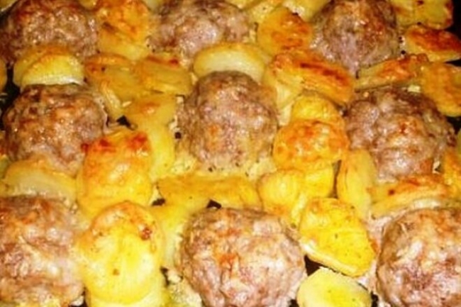 Фрикадельки с картофелем в сметане - «Блюда из мяса»