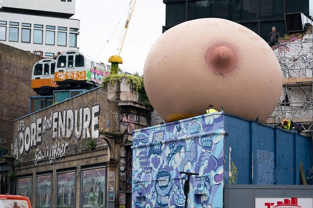 Гигантские груди в поддержку ГВ установили в Лондоне - «Грудное вскармливание»