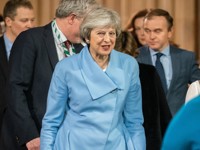 Ботфорты для встречи с королевой и красное мини: как одевается бывшая премьер Британии - «Я и Мода»