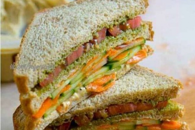 Двухэтажный сэндвич с помидорами и хумусом - «Закуски»