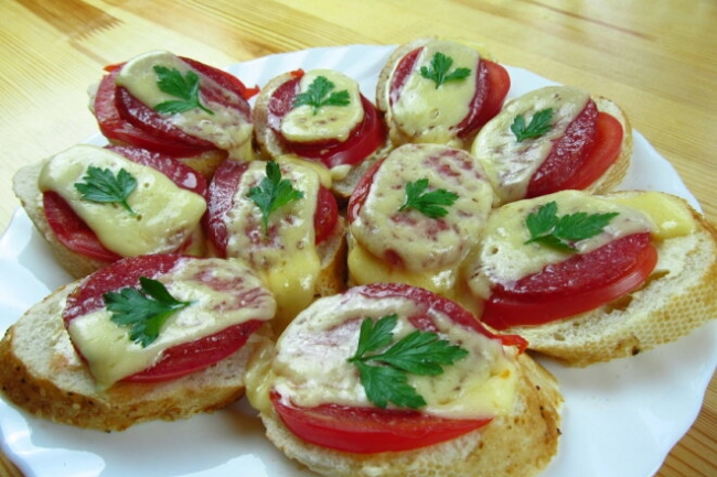 Горячие бутерброды с колбасой, помидорами и сыром в микроволновке - «Закуски»