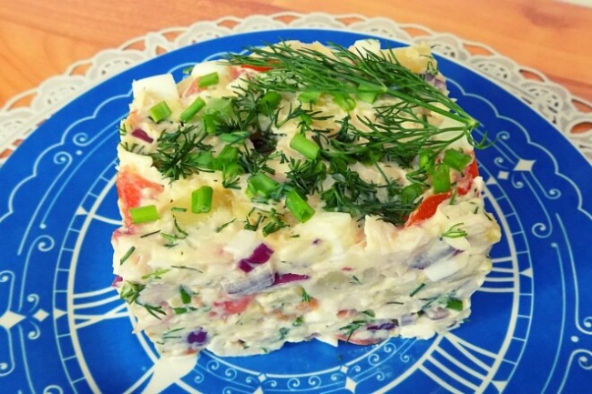 Салат с копченой куриной грудкой, сыром и помидорами - «Закуски»