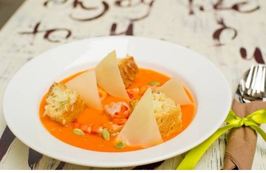 Тыквенный суп с тигровыми креветками, пармезаном и тыквенными семечками - «Первое блюдо»
