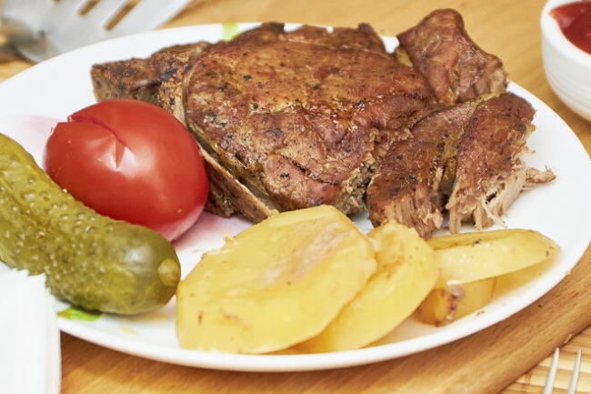Свиная корейка на кости в соево-медовом соусе с картофелем в духовке - «Блюда из мяса»
