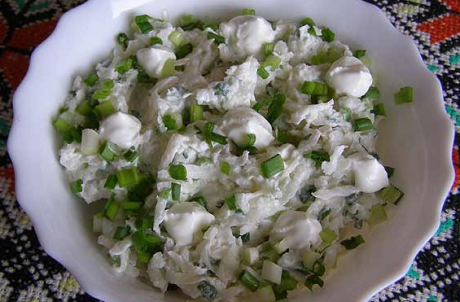 Салат из белой редьки со сметаной и зеленым луком - «Закуски»