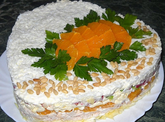 Слоеный салат с курицей, апельсинами и плавленым сыром - «Закуски»