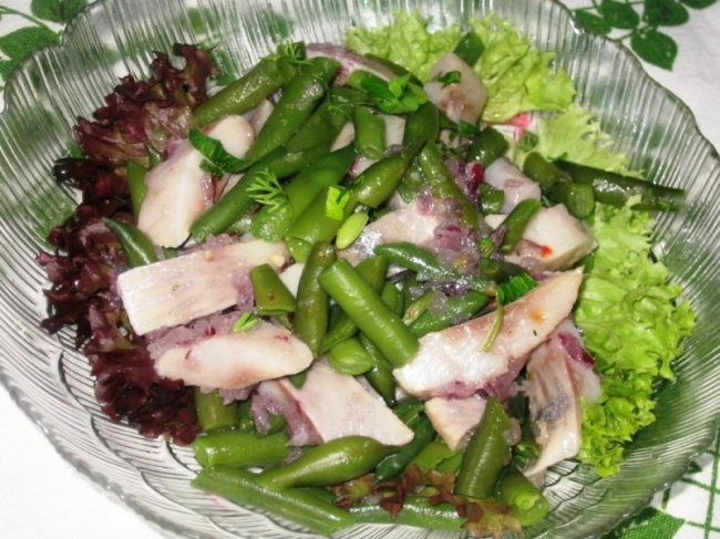 Салат из сельди и зеленой фасоли - «Закуски»