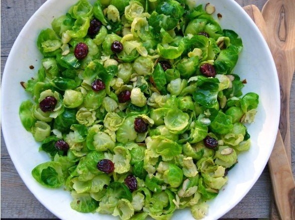 Салат с брюссельской капустой и заправкой из цитрусовых - «Закуски»