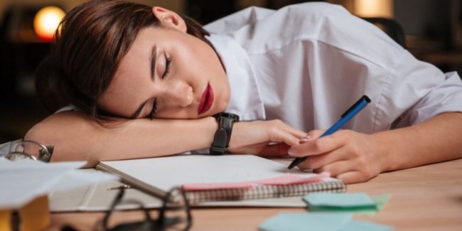 О каких проблемах может говорить сонливость? - «Здоровье»